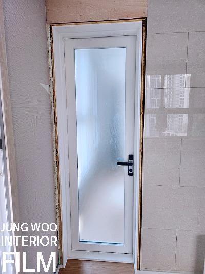 타일 벽면과 맞닿은 도어 프레임 작업 과정