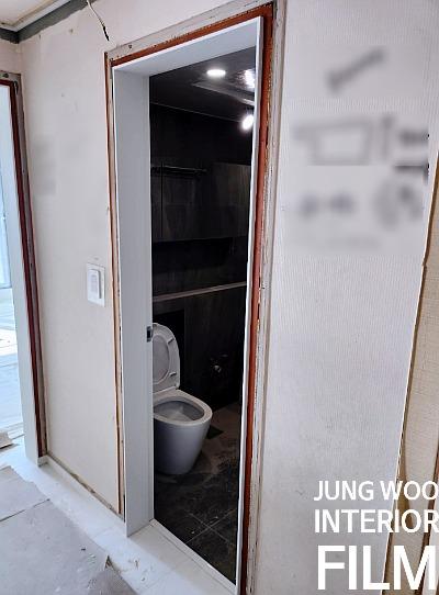 양변기가 설치된 욕실 내부의 모습