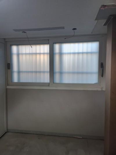 수납장과 창문이 함께 있는 구역의 시공 과정