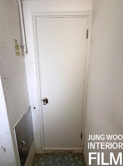 필름 시공으로 완성된 깔끔한 현관과 문 공간