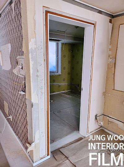 전기 소켓이 노출된 문틀과 벽면