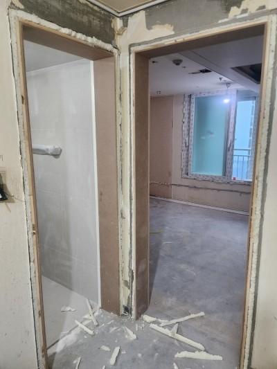 흰색 코팅 자재와 철거물이 있는 현장