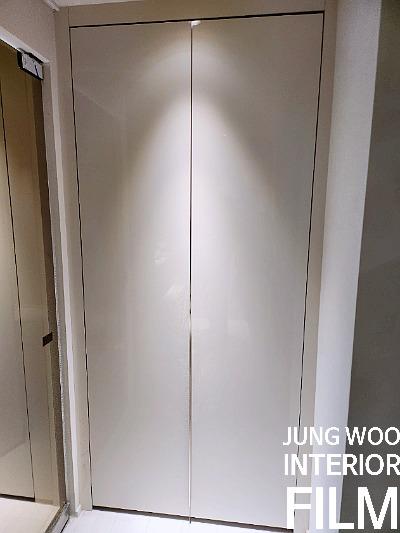 화이트 매트 마감의 슬라이딩 도어로 화사해진 드레스룸