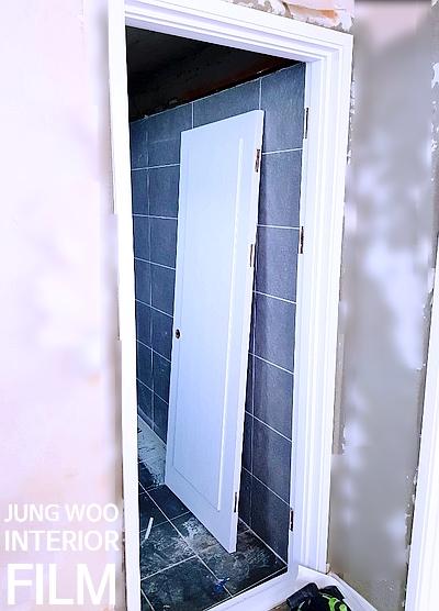 필름 작업 전의 도어 힌지와 프레임 상부