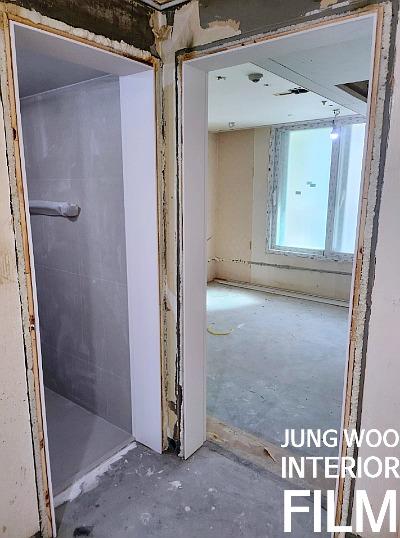 창호와 문틀이 노출된 인테리어 공사 중
