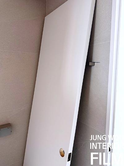 새로워진 문짝과 문틀의 완성된 모습