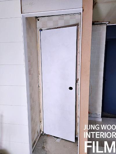 여닫이 도어 상부와 힌지 부분의 근접 모습