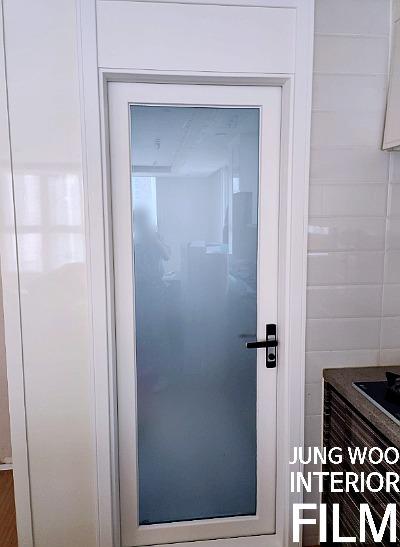 투명 유리 패널과 화이트 프레임이 만난 도어 시공 과정
