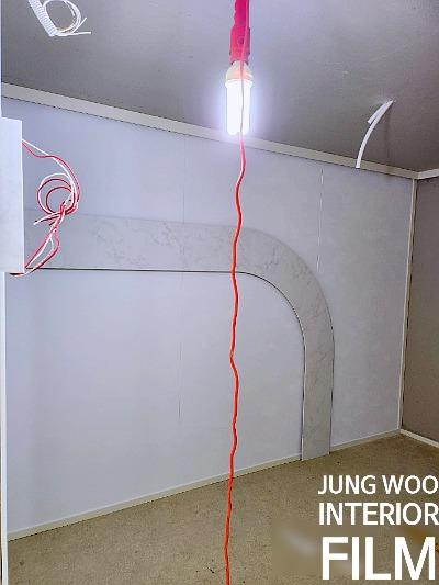 천장 케이블과 흰색 벽면, 베이지색 바닥