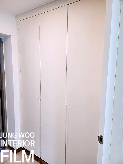 불투명 패널의 면을 잡으며 필름을 밀착시키는 과정