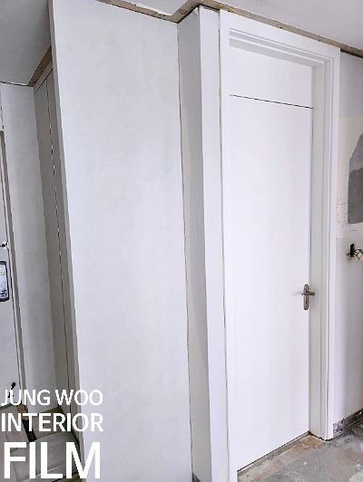 정돈된 분위기의 완성된 현관