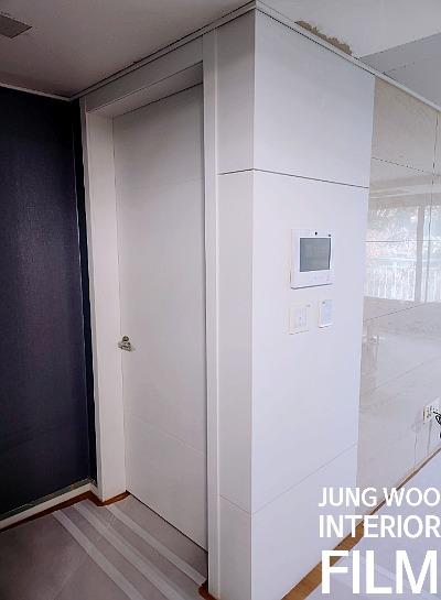 화이트 톤으로 정돈되어 환해진 현관의 완성 모습