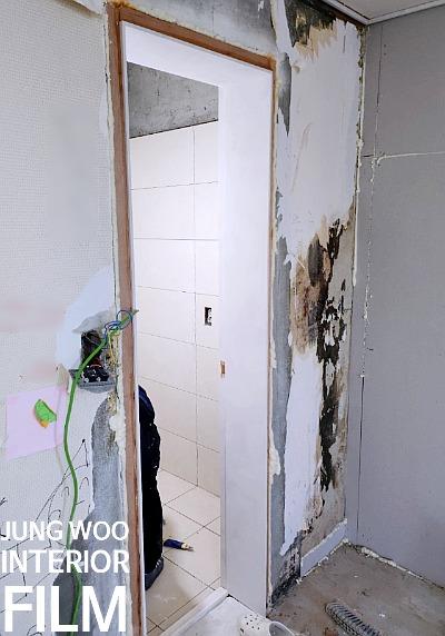 줄눈이 보이는 벽 타일 세부 장면