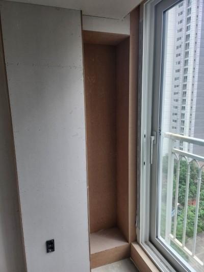 창호와 내부 갈색 보드가 만나는 지점
