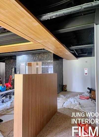 벽면 타일과 목재 상판이 드러난 기초 상태