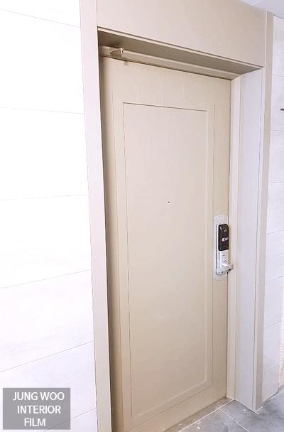 은은한 빛을 머금은 도어와 프레임의 조화