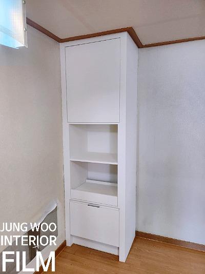 정갈하게 완성된 주방 수납장과 아일랜드 식탁
