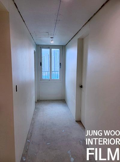 전선이 노출된 천장과 유리 패널 도어의 작업 모습
