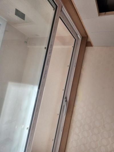 창호 프레임과 유리 패널의 접합부 근접샷
