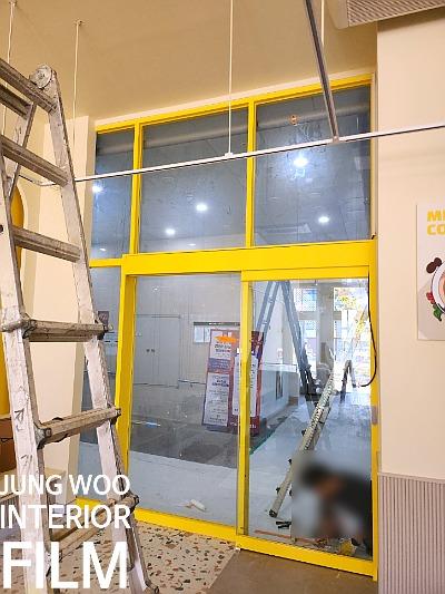 노란색 프레임 유리창과 낡은 철제 사다리