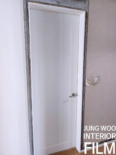 화이트 필름 입히기 전의 단정한 도어 모습