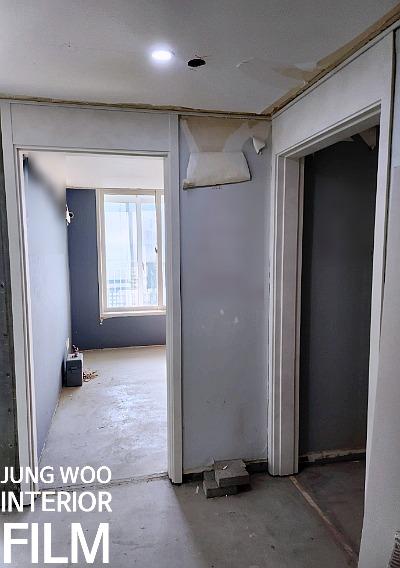 천장 조명 구멍이 보이는 복도 전경