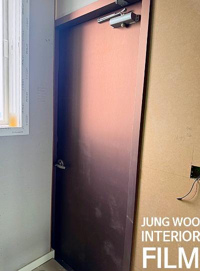 힌지가 보이는 여닫이 도어 상부