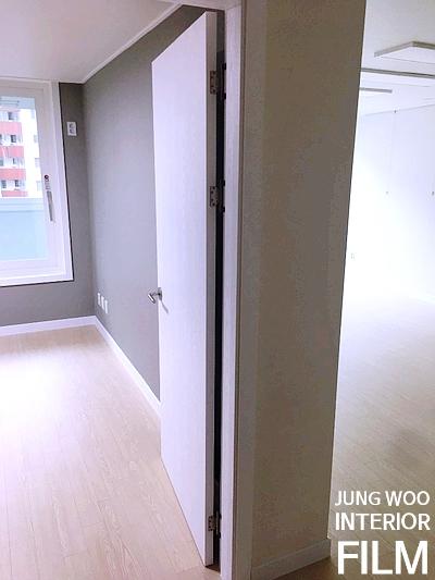 우드 바닥과 화이트 창틀이 함께 보이는 모습