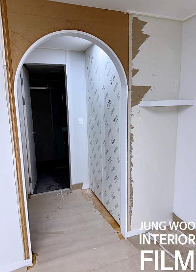 아치형 문틀과 타일 작업이 진행 중인 바닥