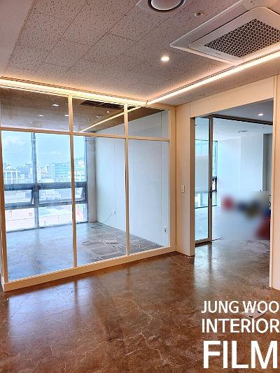 갈색 바닥재와 흰색 벽면이 있는 유리창 인접 공간