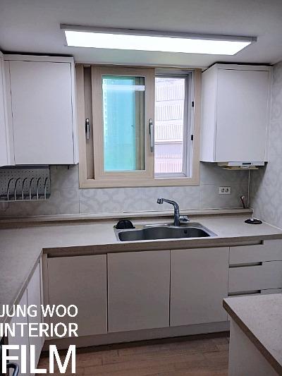 창가 빛을 머금은 화이트 수납장 공간