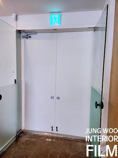 연두색 패널과 흰색 이중 문이 설치된 내부