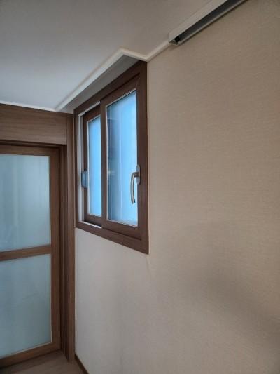 창문 프레임 틈새의 필름 마감 과정
