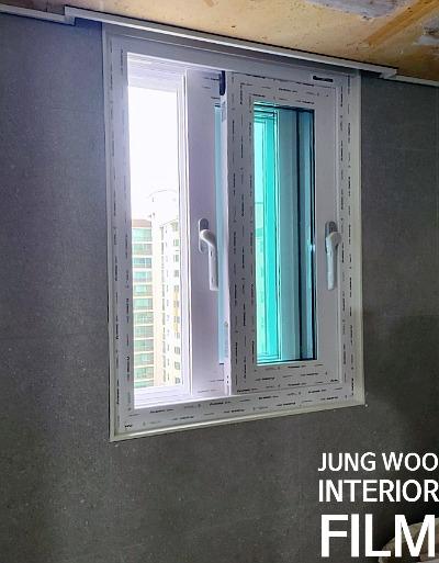 외부 건물이 보이는 열린 창호의 근접 모습