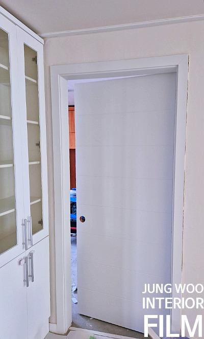 여닫이 도어 힌지와 프레임 상하부 작업