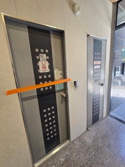 검은색 패널과 오렌지색 가로줄이 있는 도어의 시공 전 모습