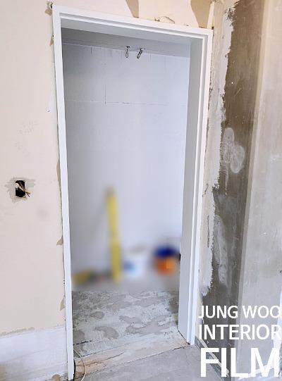 흰색 문틀이 설치된 공간의 시공 상태