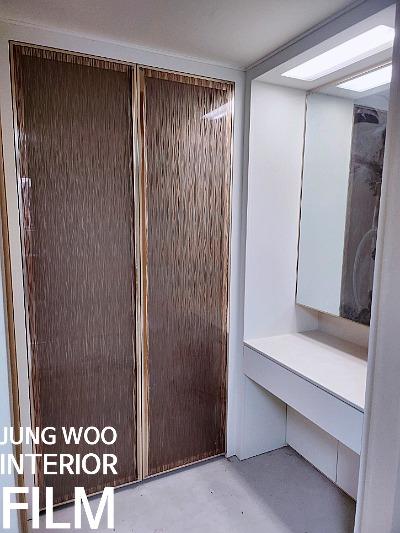 어두운 우드톤 수납장이 배치된 시공 전 모습