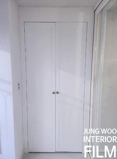 흰색 톤으로 통일된 복도의 이중 문