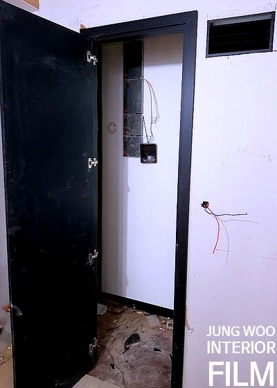 검은색 문과 전기 박스가 노출된 작업 과정