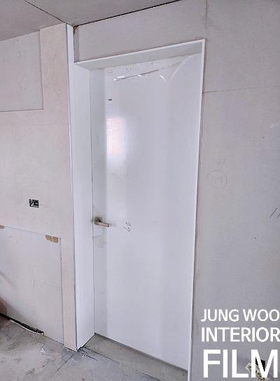 바닥 작업과 함께 진행 중인 도어 시공