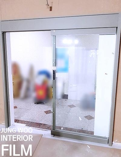베이지색 벽면 앞에 설치된 슬라이딩 도어