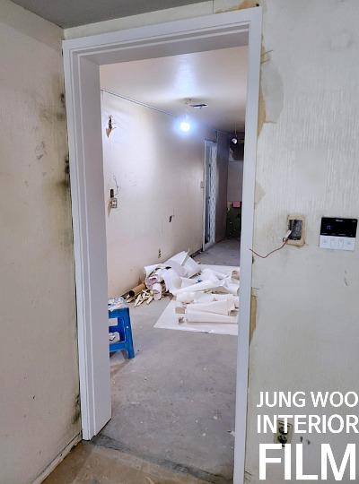 롤러 등 자재가 놓인 콘크리트 바닥의 복도