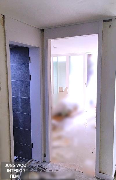 흰 벽과 흰색 문틀이 있는 공간