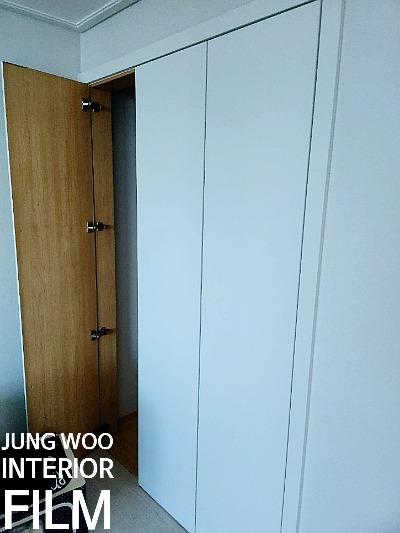 불투명 패널과 프레임의 접합부