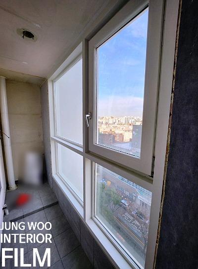 흰색 블라인드와 회색 타일이 있는 발코니