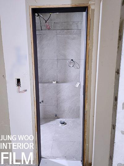 전선이 노출된 공사 중인 욕실
