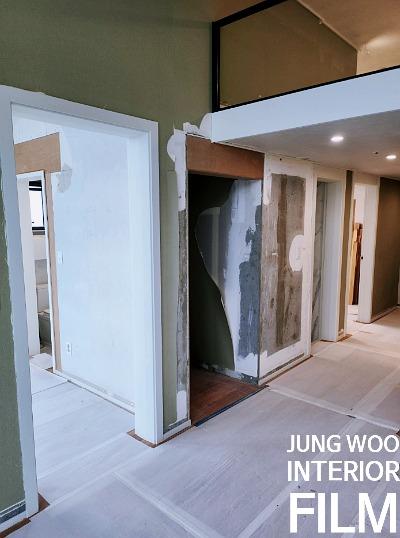 벽면 마감재가 드러난 복도 공사 현장
