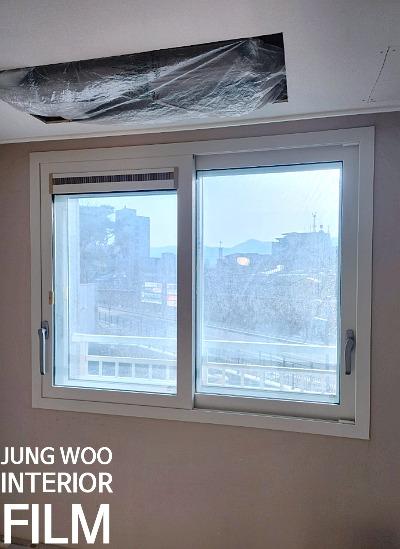 투명 필름으로 보호된 창호 프레임과 유리 접합부
