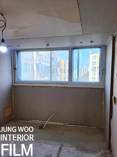창문 프레임의 엣지 부분을 정교하게 마감하는 과정